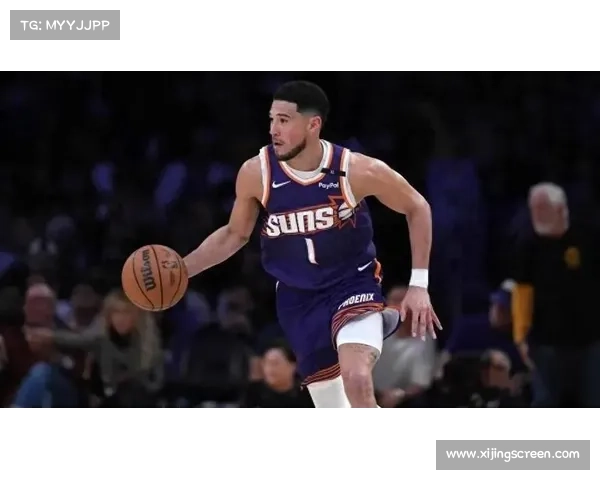 德文·布克与裁判沟通展现成熟心态成球队领袖典范 德文·布克与裁判沟通展现成熟心态成球队领袖典范